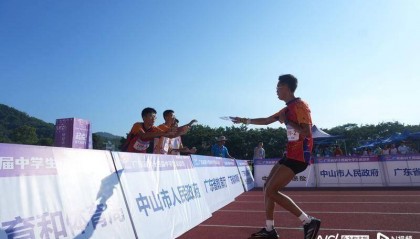 再破纪录!中山李依频摘得女子50米自由泳金牌