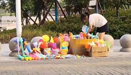 安徽14岁女孩摆摊25天赚2000元,走红后竞争增多