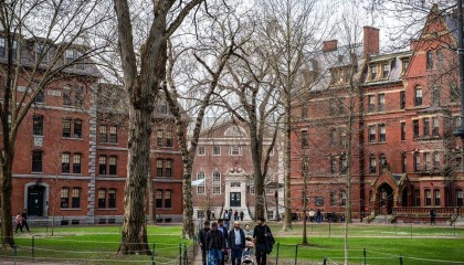 美国政府暂停哈佛大学招收国际学生资格