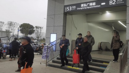 “买菜大军”从成都坐地铁到资阳买菜?记者实探:多为老年人,“图农家菜新鲜”