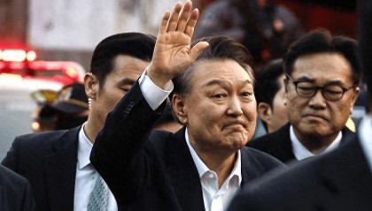 尹锡悦涉内乱案首审，两大证人反水，韩国前总统或判死刑？