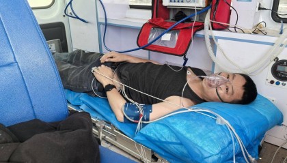 青海一男子被罕见剧毒阿拉善蝮蛇咬伤,因无血清一度想放弃治疗 警车开道转运700公里救命