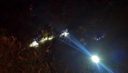 北京一18岁小伙只带了手机爬野山被困,18人连夜救援