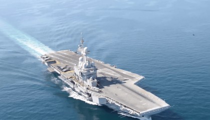 法国航母刚进入南海,迎面遇上40艘中国军舰?法高官称做好开战准备,比美舰受尊重