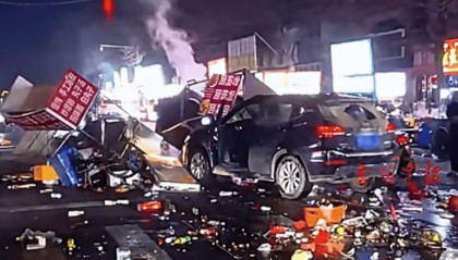 河南一SUV撞上夜市多个流动摊，有人受伤！警方回应
