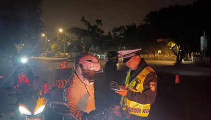 零容忍!成都龙泉驿交警重拳整治“飙车炸街”违法