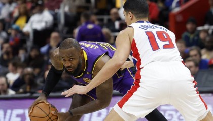 詹姆斯20+11+8浓眉37分 CC斩三双湖人不敌活塞