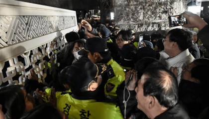 戒严令后的首尔市民:“我以为是假新闻”,“只在电影中看过”