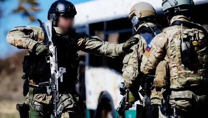 俄特种部队潜入乌控区“突袭”,15分钟抓走3名北约高官,西方措手不及!
