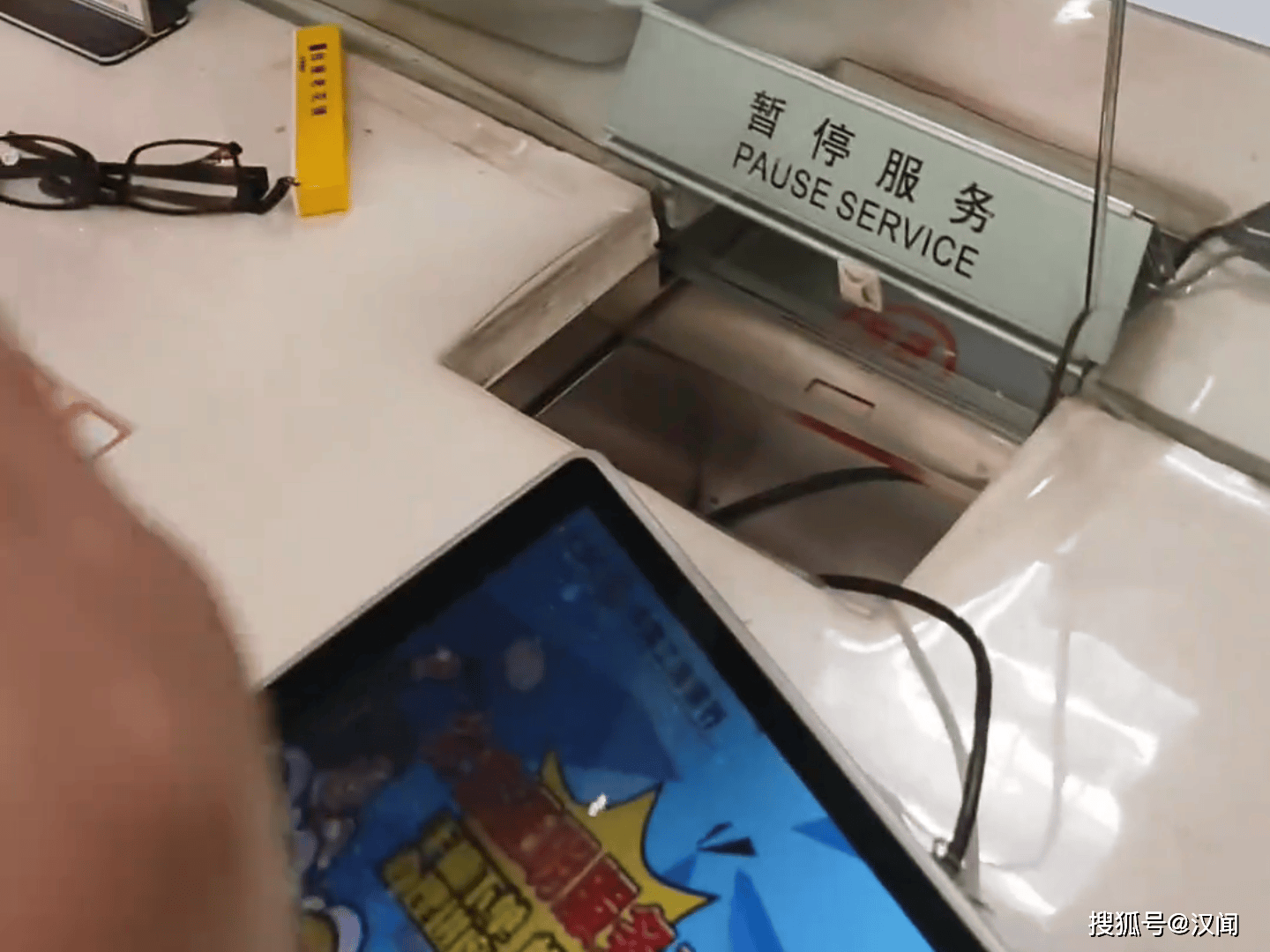 老人银行存钱编理财遭遇引深思：理财服务应尊重客户初心