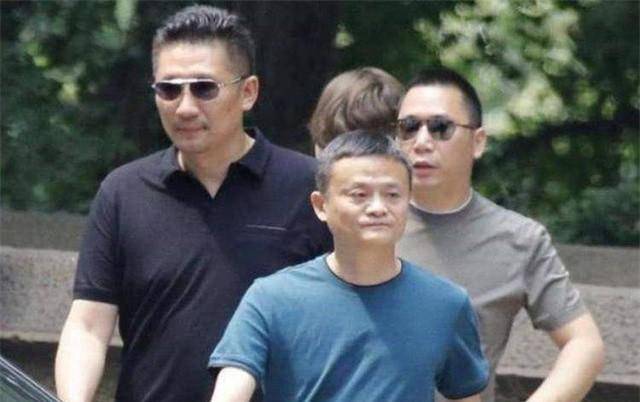 马云保镖曾舍命挡子弹，年入百万买房买车，马云卸任后过得咋样？