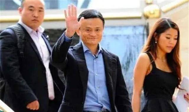 马云保镖曾舍命挡子弹，年入百万买房买车，马云卸任后过得咋样？
