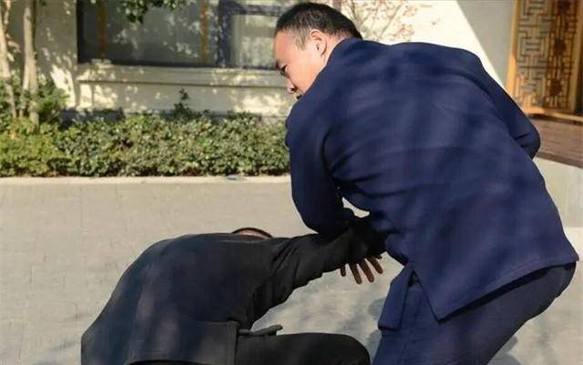 马云保镖曾舍命挡子弹，年入百万买房买车，马云卸任后过得咋样？