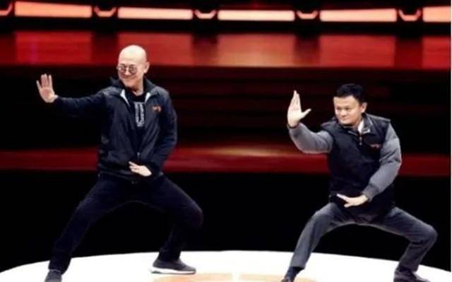 马云保镖曾舍命挡子弹，年入百万买房买车，马云卸任后过得咋样？