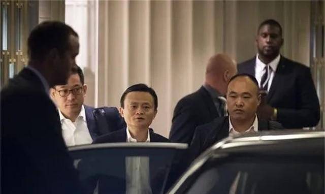 马云保镖曾舍命挡子弹，年入百万买房买车，马云卸任后过得咋样？