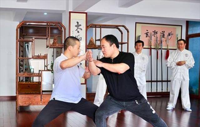 马云保镖曾舍命挡子弹，年入百万买房买车，马云卸任后过得咋样？