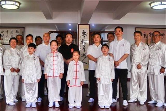 马云保镖曾舍命挡子弹，年入百万买房买车，马云卸任后过得咋样？
