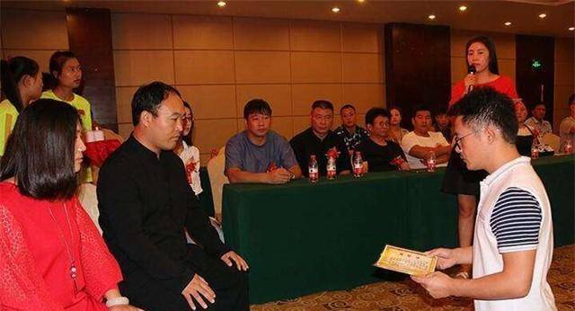 马云保镖曾舍命挡子弹，年入百万买房买车，马云卸任后过得咋样？