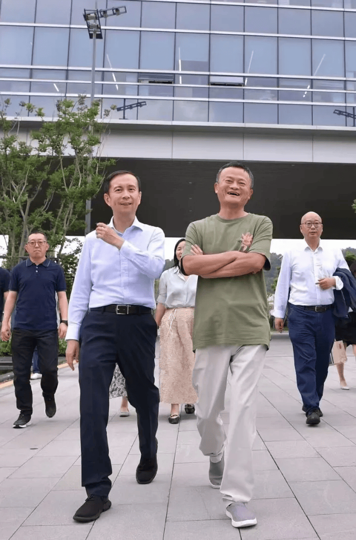 回国的马云，消失的张勇