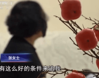 大妈狂买1斤黄金不挑款 店员报警被抓进去了“投资理财”骗局，对方说她赚60万