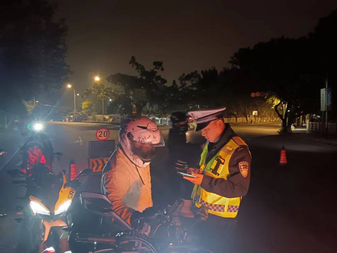 零容忍！成都龙泉驿交警重拳整治“飙车炸街”违法