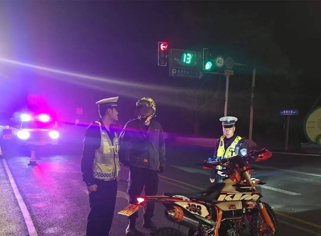 零容忍！成都龙泉驿交警重拳整治“飙车炸街”违法