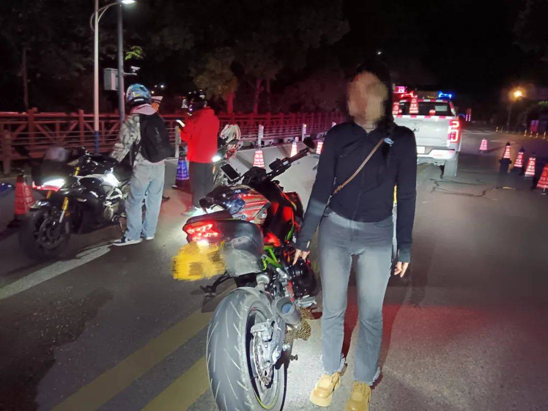 零容忍！成都龙泉驿交警重拳整治“飙车炸街”违法