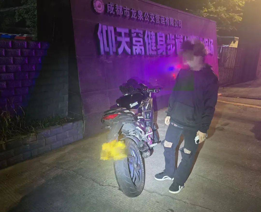 零容忍！成都龙泉驿交警重拳整治“飙车炸街”违法