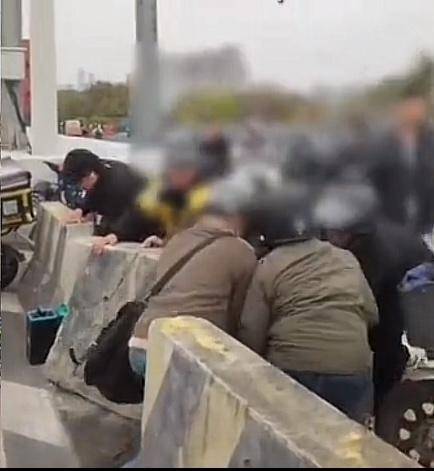 广州“电鸡”车主被曝推开石墩逃避查车，视频热传！多方回应