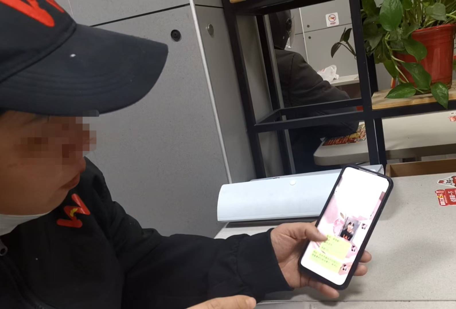 卧底华莱士两家门店：过期食材换签续命，炸油酸价超标易引腹泻