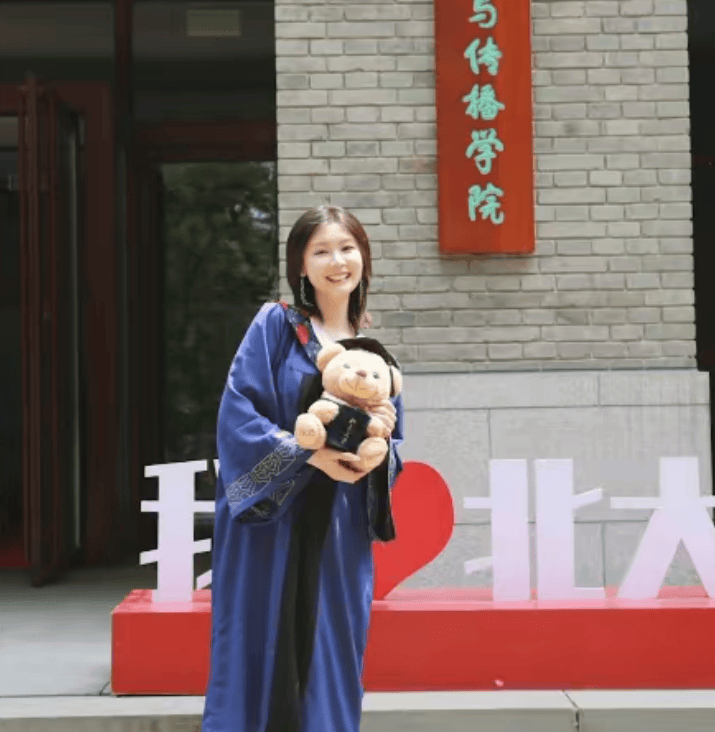 26岁北大研究生当食堂阿姨：比互联网大厂更快乐，想做食堂经理