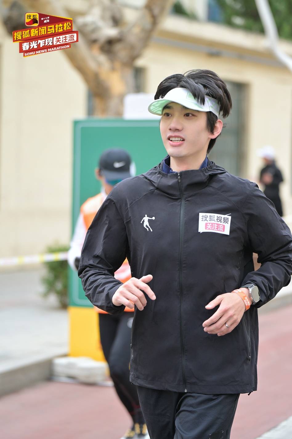 第十七季搜狐新闻马拉松威海开跑 黄圣依、赵雅芝、孟美岐挑战“海景赛道天花板”