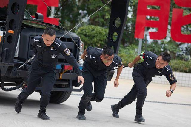 食堂阿姨10秒速攀4米绳！乐山特警支队“扫地僧”李霞：我只是爱运动