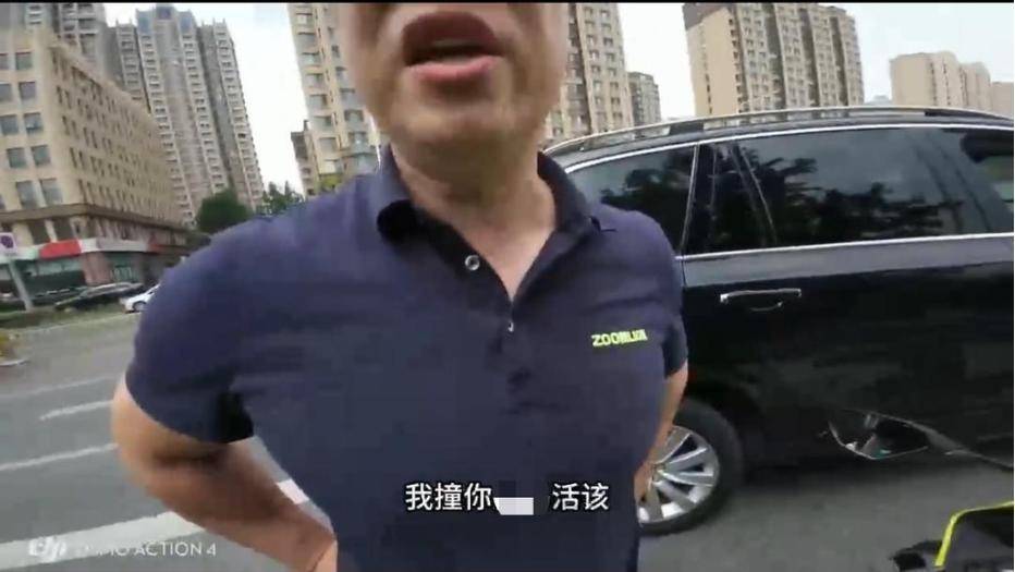 中联重科回应“着工装男子变道别停摩托车”：非公司员工，也不是我们的代理商