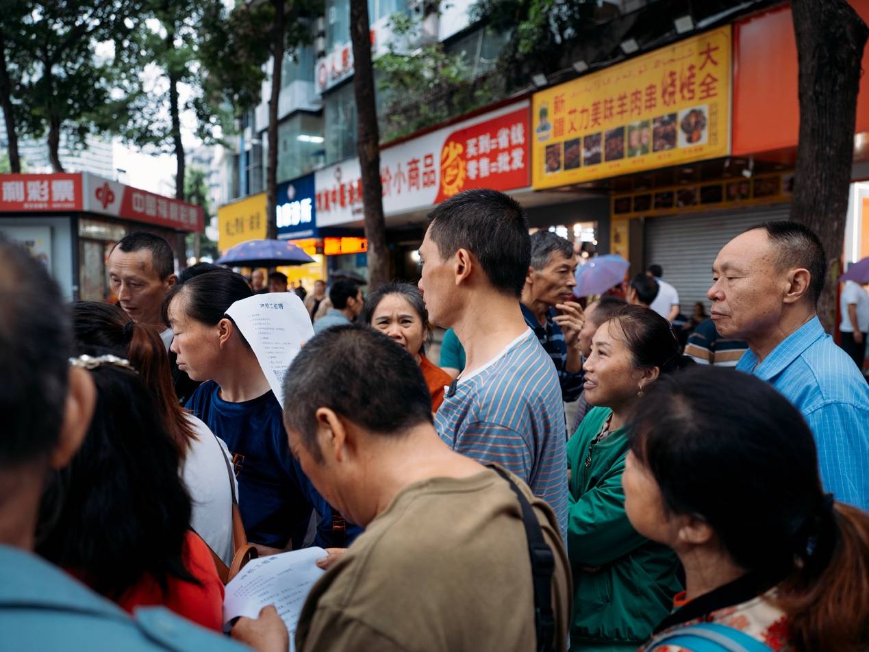 他们挤在8元一晚的旅店 几百人抢一个活