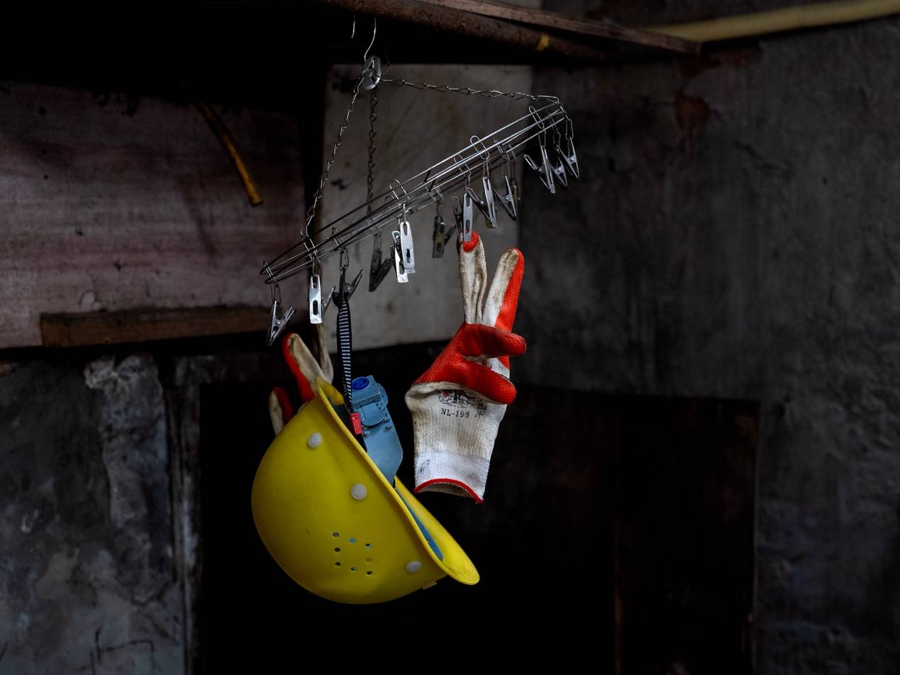 他们挤在8元一晚的旅店 几百人抢一个活