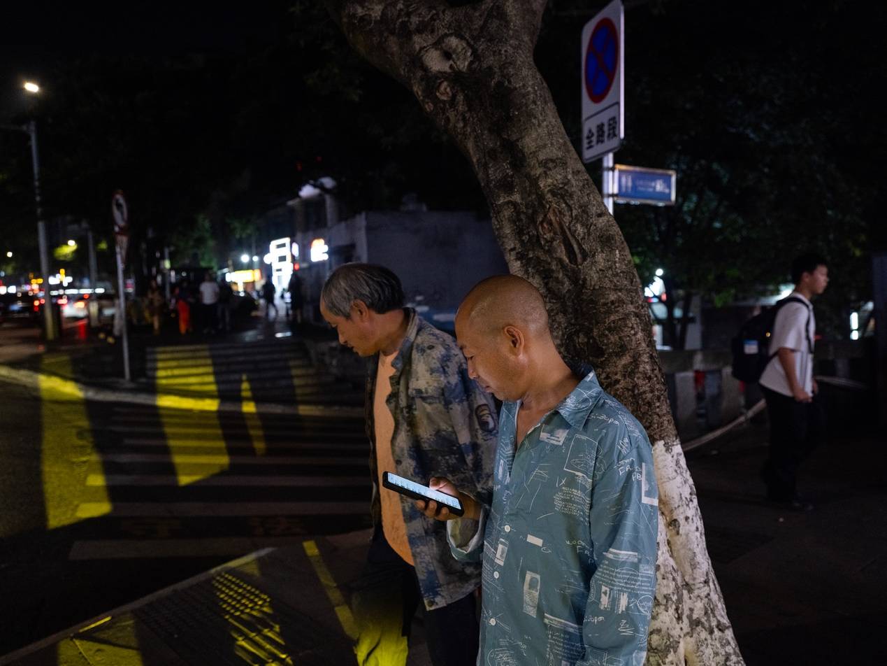 他们挤在8元一晚的旅店 几百人抢一个活