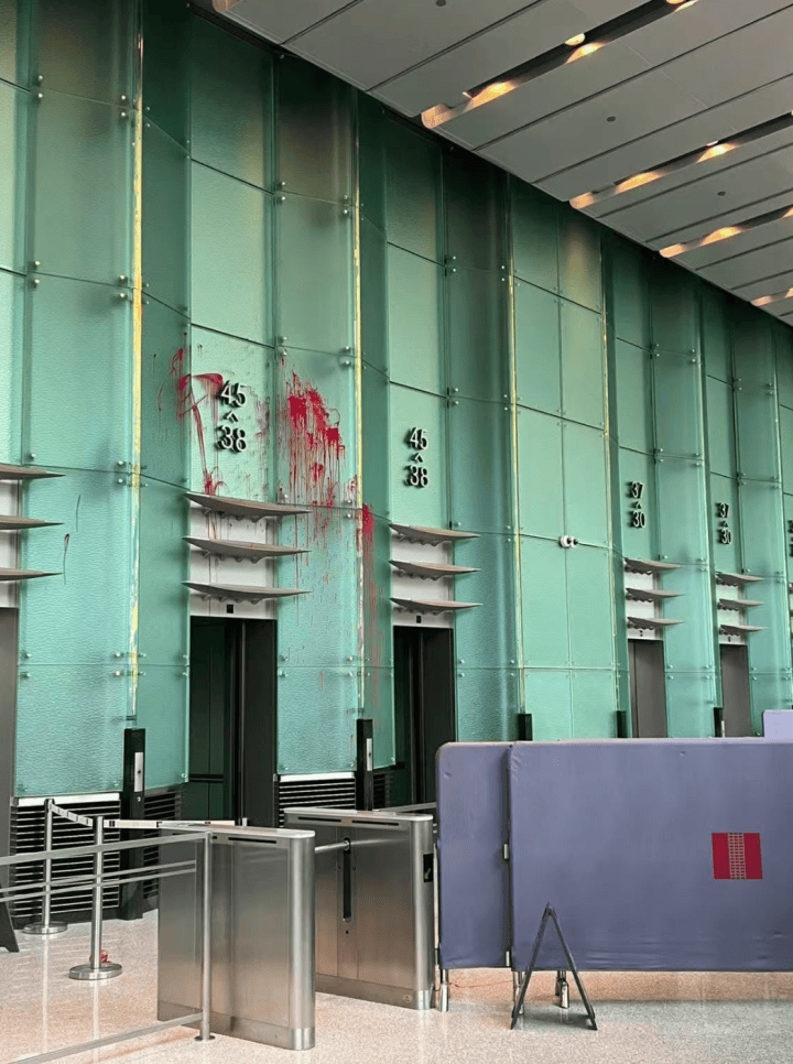 男子求见李嘉诚被拒，大闹长江集团中心：泼红漆、打伤保安被逮捕